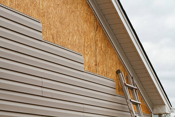 Professional Vinyl Siding technician working in Columbia, VA
